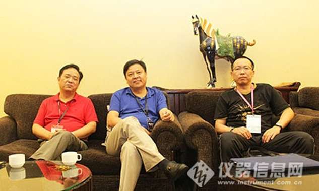 昆山市超聲儀器有限公司副總劉立人，在“專業教學實驗室建設”計劃項目中發表重要講話，并代表公司捐贈價值